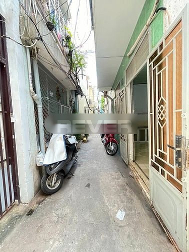 Đường trước nhà phố Quận Phú Nhuận  Nhà diện tích 21m2 không có nội thất, khu vực sầm uất gần chợ Phú Nhuận.