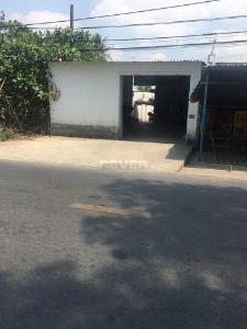 Nhà xưởng kho bãi diện tích 323.1m2, mặt tiền đường rộng rãi thông thoáng.