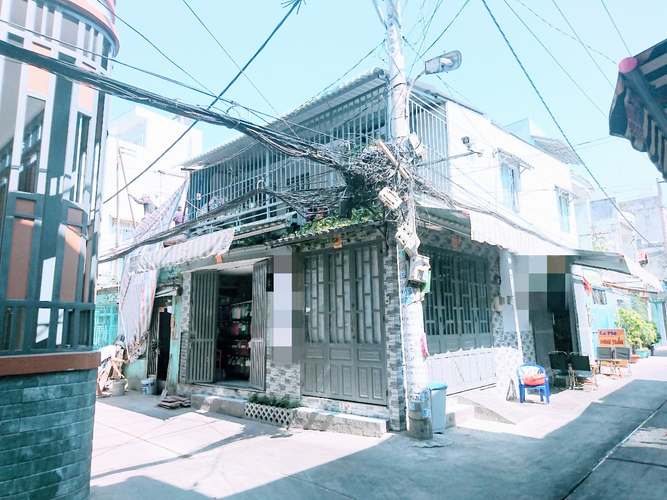 Đường trước nhà phố Quận Bình Tân Nhà căn góc có 2 mặt tiền hẻm xe hơi, cách mặt tiền đường Chiến Lược 30m.