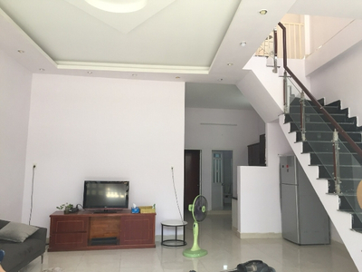 Nhà phố diện tích 90m2 kết cấu 1 trệt 1 lầu kiên cố, cách đường chính 50m.