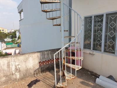Sân thượng nhà phố Quận 7 Nhà phố hướng Đông Nam đường Gò Ô Môi 3 tầng, nội thất cơ bản.