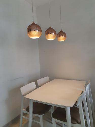 Bàn ăn Vinhomes Golden River Quận 1 Căn hộ Vinhomes Golden River tầng cao, ban công hướng Đông Bắc.