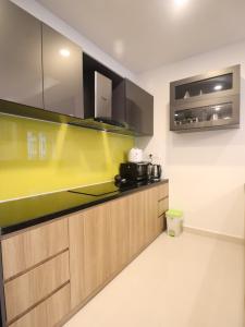 phòng bếp căn hộ The Tresor Căn hộ tầng cao The Tresor nội thất đầy đủ view thành phố thoáng mát.