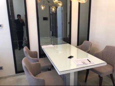 Bàn ăn căn hộ Vinhomes Golden River Officetel Vinhomes Golden River tầng cao, nội thất đầy đủ.