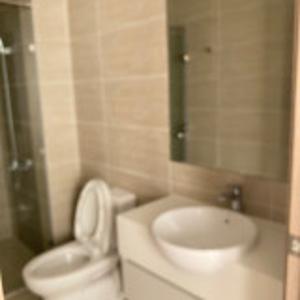 Toilet Vinhomes Grand Park Quận 9 Căn hộ Vinhomes Grand Park tầng trung mát mẻ, đón view nội khu.