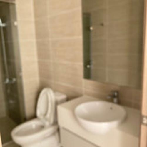 Toilet Vinhomes Grand Park Quận 9 Căn hộ Vinhomes Grand Park tầng trung mát mẻ, đón view nội khu.