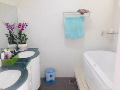 Phòng tắm nhà phố đường Đỗ Thừa Luông, Tân Phú Nhà phố hướng Đông hẻm xe hơi, nội thất đầy đủ có sổ hổng riêng.