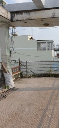 Sân thượng nhà phố Quận 7 Nhà phố hướng Đông Nam đường Gò Ô Môi 3 tầng, nội thất cơ bản.
