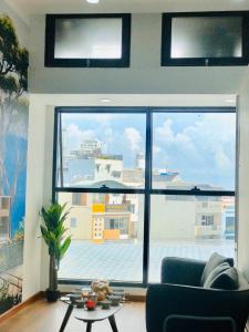 Phòng khách căn hộ The Sun Avenue Office-tel tầng thấp The Sun Avenue có thiết kế hiện đại, nội thất đầy đủ