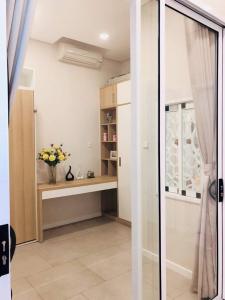 phòng làm việc căn hộ riviera point Căn hộ Riviera Point tầng cao, bàn giao đầy đủ nội thất.