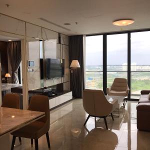 bàn ăn Căn hộ Vinhomes Golden River hướng Đông Bắc, diện tích 118.8m²