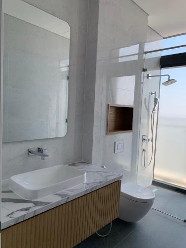 phòng vệ sinh penthouse riviera point Căn hộ Penthouse Riviera Point tầng cao, ngắm nhìn thành phố.