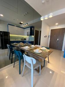 Phòng ăn Saigon Royal Quận 4 Căn hộ Saigon Royal tầng trung, view sông Sài Gòn mát mẻ.