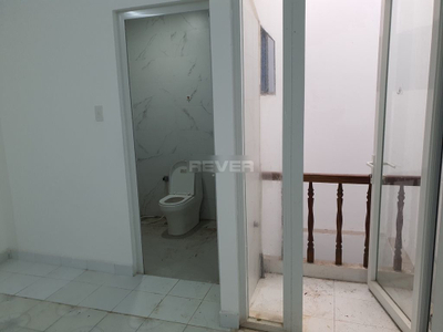Nhà phố Quận Tân Bình Nhà phố thiết kế 1 trệt, 2 lầu và sân thượng, có sổ hồng riêng.