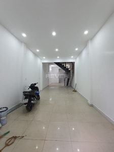 Nhà phố thiết kế 1 trệt, 2 lầu và sân thượng, có sổ hồng riêng.