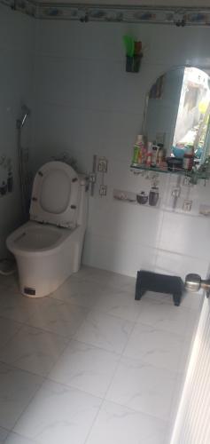 Toilet Nhà phố quận 2 Nhà phố cấp 4 có 1 trệt diện tích 172.7m2, không có nội thất.