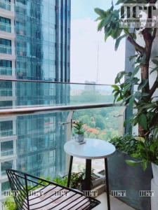 Ban công căn hộ Vinhomes Golden River, Quận 1 Căn hộ Vinhomes Golden River hướng Tây Nam, view nội khu yên tĩnh.