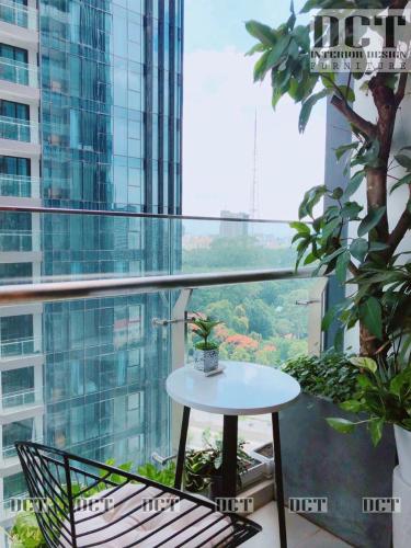 Ban công căn hộ Vinhomes Golden River, Quận 1 Căn hộ Vinhomes Golden River hướng Tây Nam, view nội khu yên tĩnh.