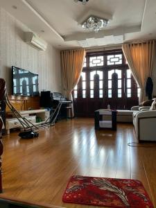 Nhà phố Quận Tân Bình Nhà phố hẻm xe hơi đường Phan Huy Ích, kết cấu đúc 1 trệt 4 tầng kiên cố.