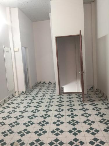 Phòng khách nhà phố quận 4 Nhà phố Đường Bến Vân Đồn 2 tầng diện tích 24.7m² hướng đông pháp lý sổ hồng.