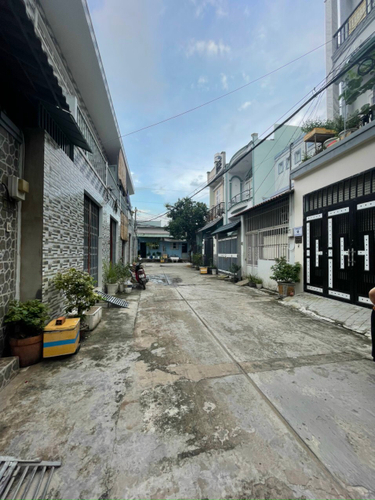 Đường trước nhà phố Quận Bình Tân Nhà phố hẻm rộng 6m đường Số 6, kết cấu 1 trệt, 1 lầu chắc chắn.