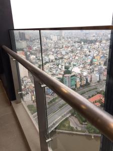 Ban công Office- tel Vinhomes Golden River, diện tích 45m2, thiết kế hiện đại, nội thất cơ bản.