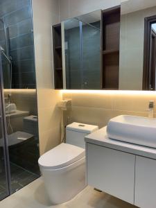 Phòng tắm căn hộ Riviera Point, Quận 7 Căn hộ tầng 8 Riviera Point cửa hướng Tây Bắc, view thoáng mát.