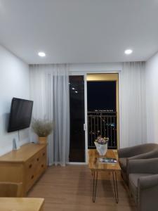 Phòng khách căn hộ RichStar, Quận Tân Phú Căn hộ RichStar view đón gió thoáng mát, nội thất đầy đủ.