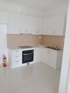 phòng bếp căn hộ sài gòn mia Căn hộ Saigon Mia hướng Tây nhìn về nội khu, nội thất cơ bản.