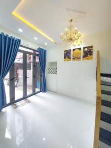 Nhà phố Quận Bình Thạnh Nhà phố thiết kế 1 trệt, 1 lầu đúc kỹ lưỡng, khu nhà lâu cao tầng xung quanh.