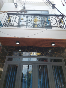 Mặt tiền nhà phố Quận Bình Thạnh Nhà phố thiết kế 1 trệt, 1 lầu đúc kỹ lưỡng, khu nhà lâu cao tầng xung quanh.