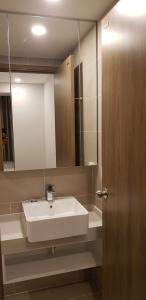 Nhà vệ sinh River Panorama Căn hộ River Panorama tầng 18 cửa hướng Bắc, đầy đủ nội thất.