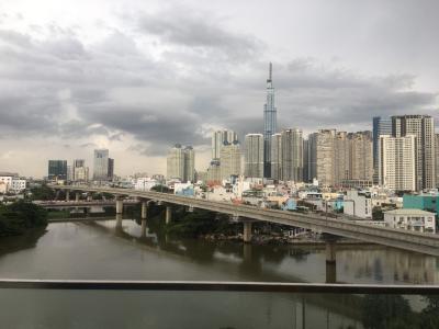 View ban công Vinhomes Golden River, Quận 1 Căn hộ Vinhomes Golden River view sông và thành phố thơ mộng.