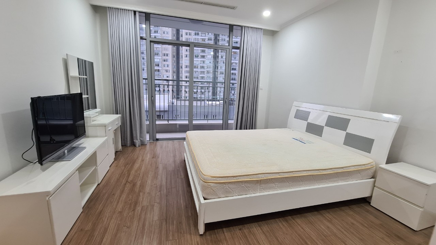 Căn hộ Vinhomes Central Park, Quận Bình Thạnh Căn hộ Vinhomes Central Park tầng 7 thiết kế 4 phòng ngủ, đầy đủ nội thất.