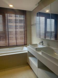 Phòng tắm Vinhomes Central Park Căn hộ Vinhomes Central Park tầng cao mát mẻ, đầy đủ nội thất.