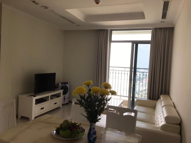 phòng khách căn hộ Vinhomes Central Park Căn hộ Vinhomes Central Park hướng Đông, view thành phố sầm uất.