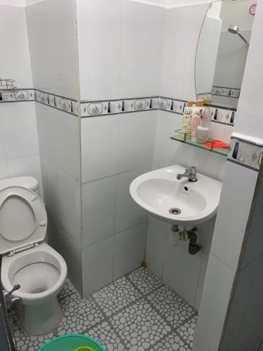 Toilet nhà phố Quận 4 Bán nhà hẻm Vĩnh Khánh, phường 8, Quận 4, hướng Đông, sổ hồng chính chủ