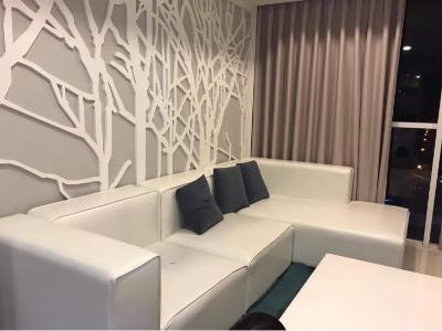 Phòng khách căn hộ Sunrise City, Quận 7 Căn hộ Sunrise City tầng 4, có 2 phòng ngủ đón view thoáng mát.