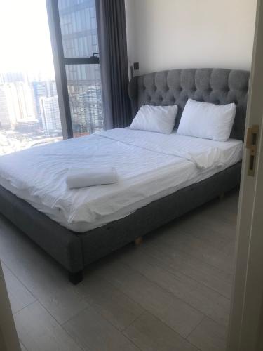 Phòng ngủ căn hộ Vinhomes Golden River Căn hộ Vinhomes Golden River ban công Tây Nam, nội thất cơ bản.