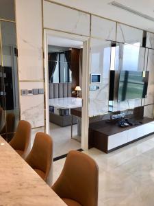 phòng khách Căn hộ Vinhomes Golden River hướng Đông Bắc, diện tích 118.8m²