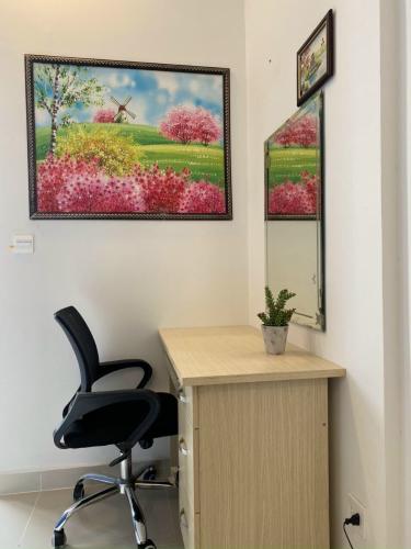 Bàn làm việc Căn hộ The Gold View hướng ban công đông bắc đầy đủ nội thất diện tích 80.95m²