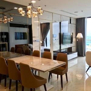 bàn ăn Căn hộ Vinhomes Golden River hướng Đông Bắc, diện tích 118.8m²