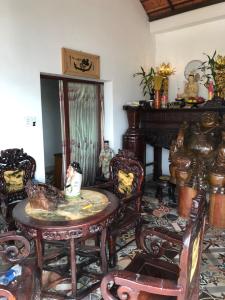 Bên trong nhà phố Phan Huy Ích, Gò Vấp Nhà phố hướng Tây Bắc, có dãy 12 phòng trọ, hẻm xe hơi. 