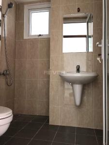 Phòng tắm căn hộ Moscow Tower, Quận 12 Căn hộ Moscow Tower hướng Tây Nam view thoáng mát, nội thất cơ bản.