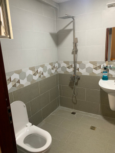 Nhà vệ sinh Saigon South Residence Căn hộ Saigon South Residence tầng 12 thiết kế hiện đại, có ô để xe hơi.