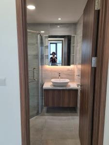 WC căn hộ Kingdom 101 Cho thuê căn hộ Kingdom 101 thuộc tầng cao, diện tích 60.58m2, 1PN, nội thất cơ bản