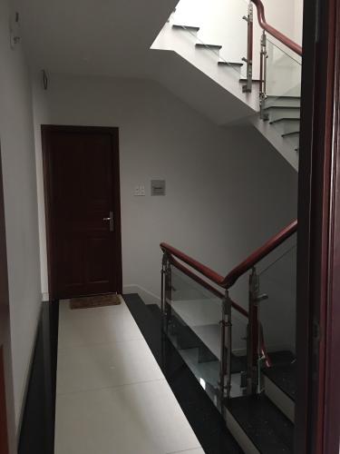 Nhà phố Quận 9 Nhà phố KDC Hưng Phú kết cấu 1 trệt 3 lầu, có Gara để xe hơi trong nhà.