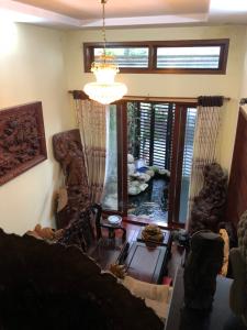 Bên trong nhà phố Phan Huy Ích, Gò Vấp Nhà phố hướng Tây Bắc, có dãy 12 phòng trọ, hẻm xe hơi. 