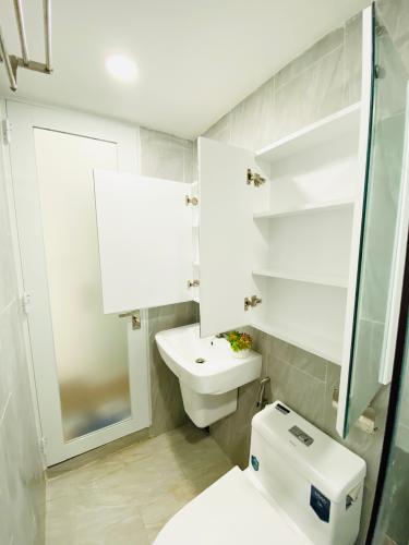 Phòng tắm nhà phố Quận 1 Nhà phố kinh doanh căn hộ dịch vụ, diện tích 24m2 đầy đủ nội thất.