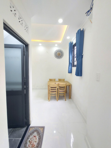 Nhà phố Quận Bình Thạnh Nhà phố thiết kế 1 trệt, 1 lầu đúc kỹ lưỡng, khu nhà lâu cao tầng xung quanh.